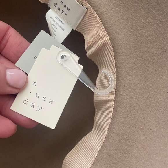 NWT tan felt hat with dark brown tie! ADJUSTABLE! - Picture 5 of 7